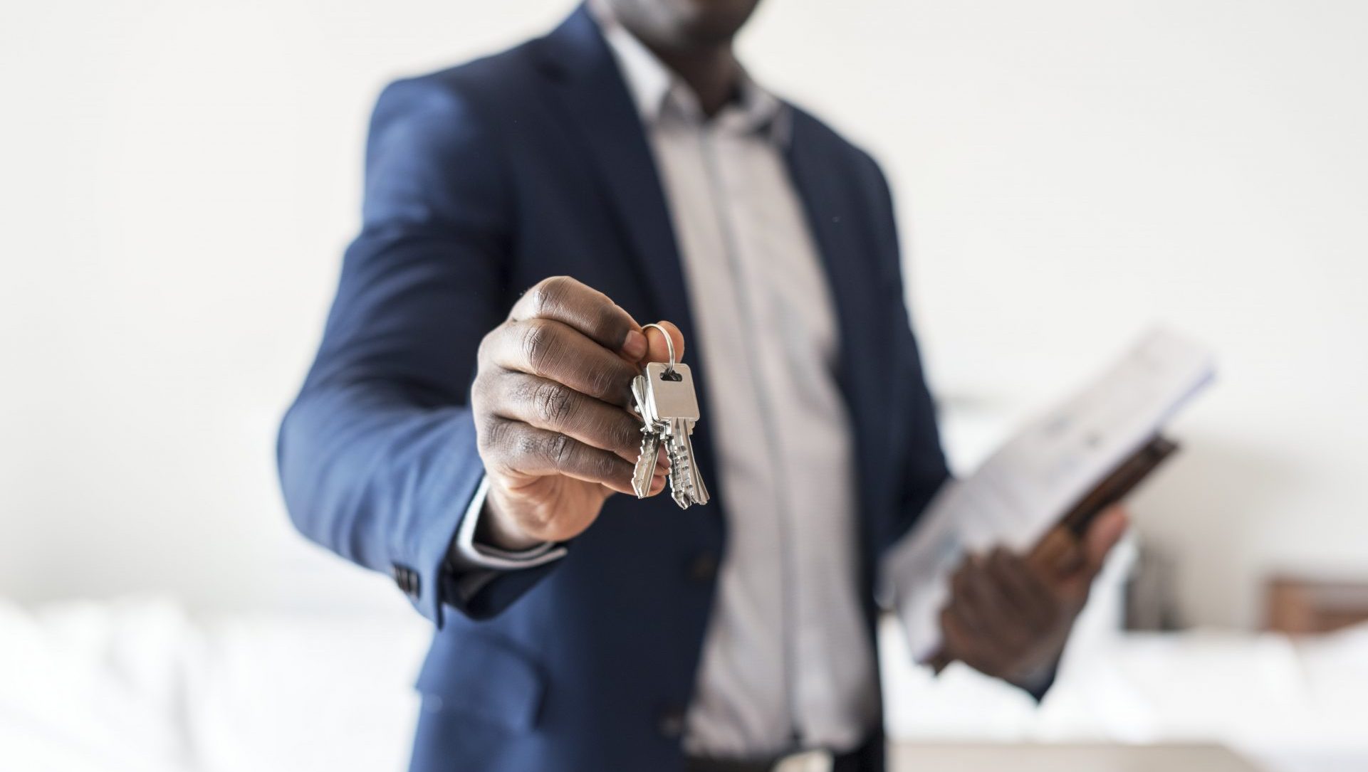 real-estate-agent-handing-the-house-key-PQXKELB-min