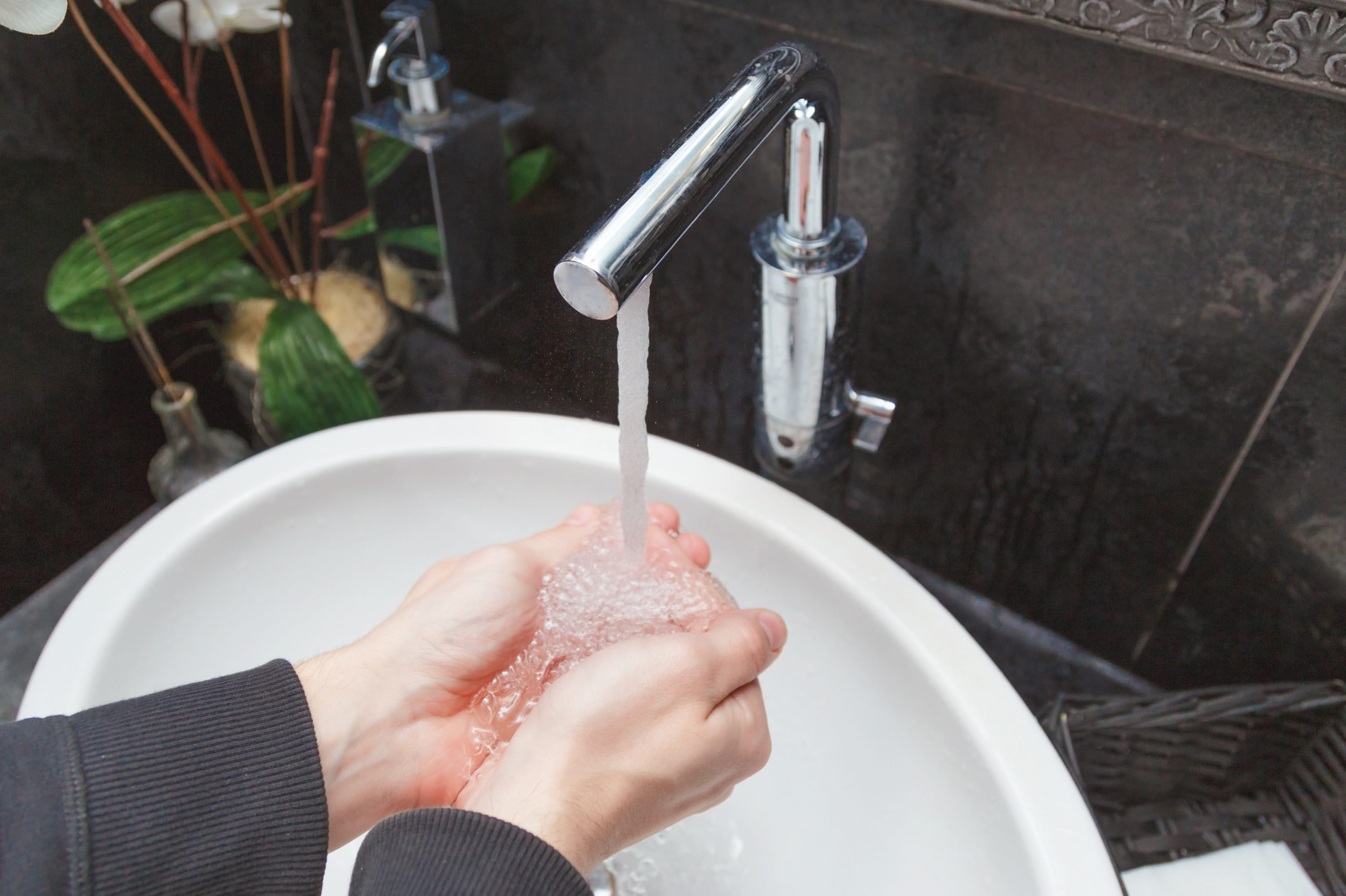 Поток вода кран. Мытье рук водой. Мытье рук под краном. Руки под краном с водой. Кран с водой.