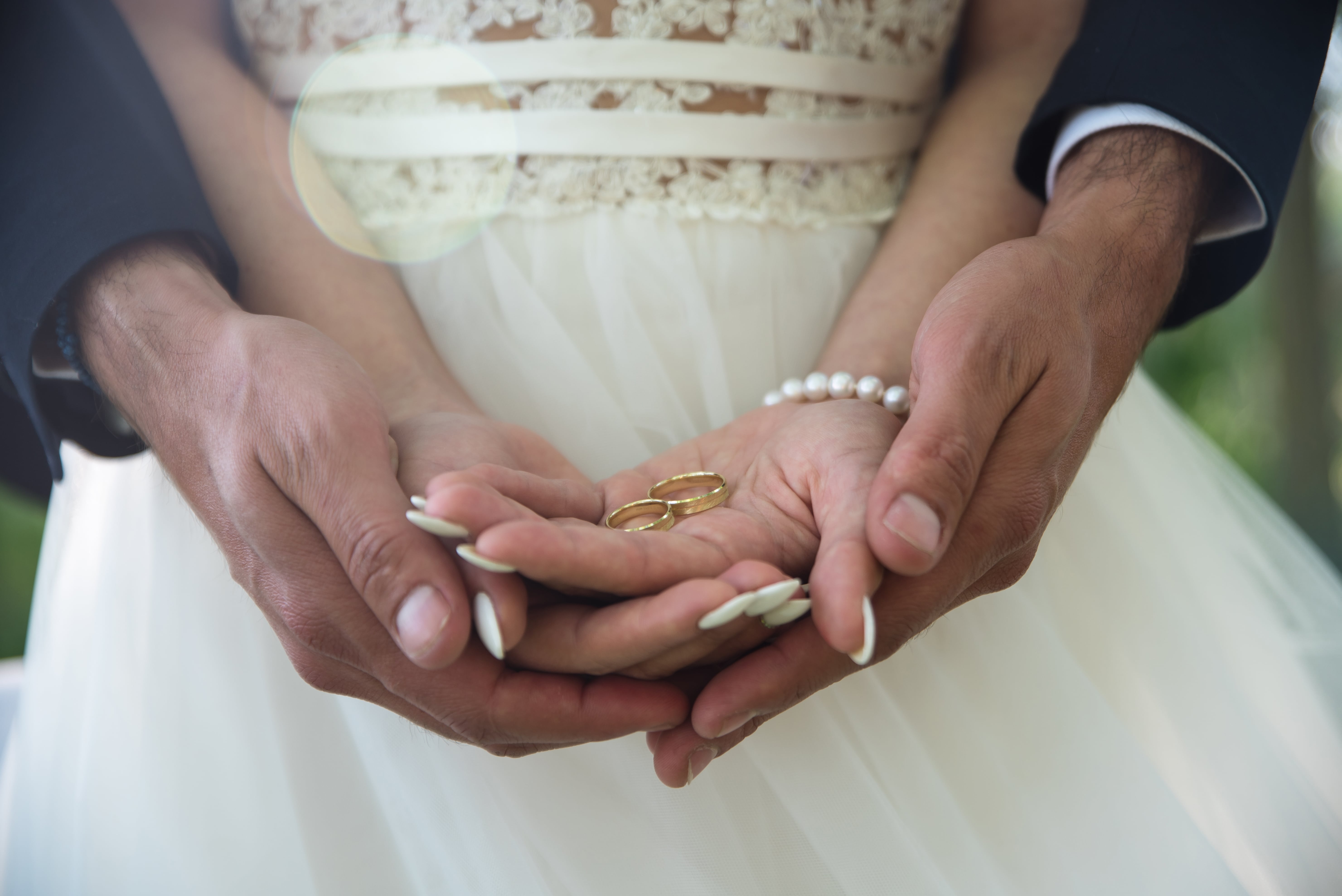 Новое замужество. Брак. Обручальные кольца на руках жениха и невесты. Свадьба руки с кольцами. Фото обручальных колец на руках жениха и невесты.