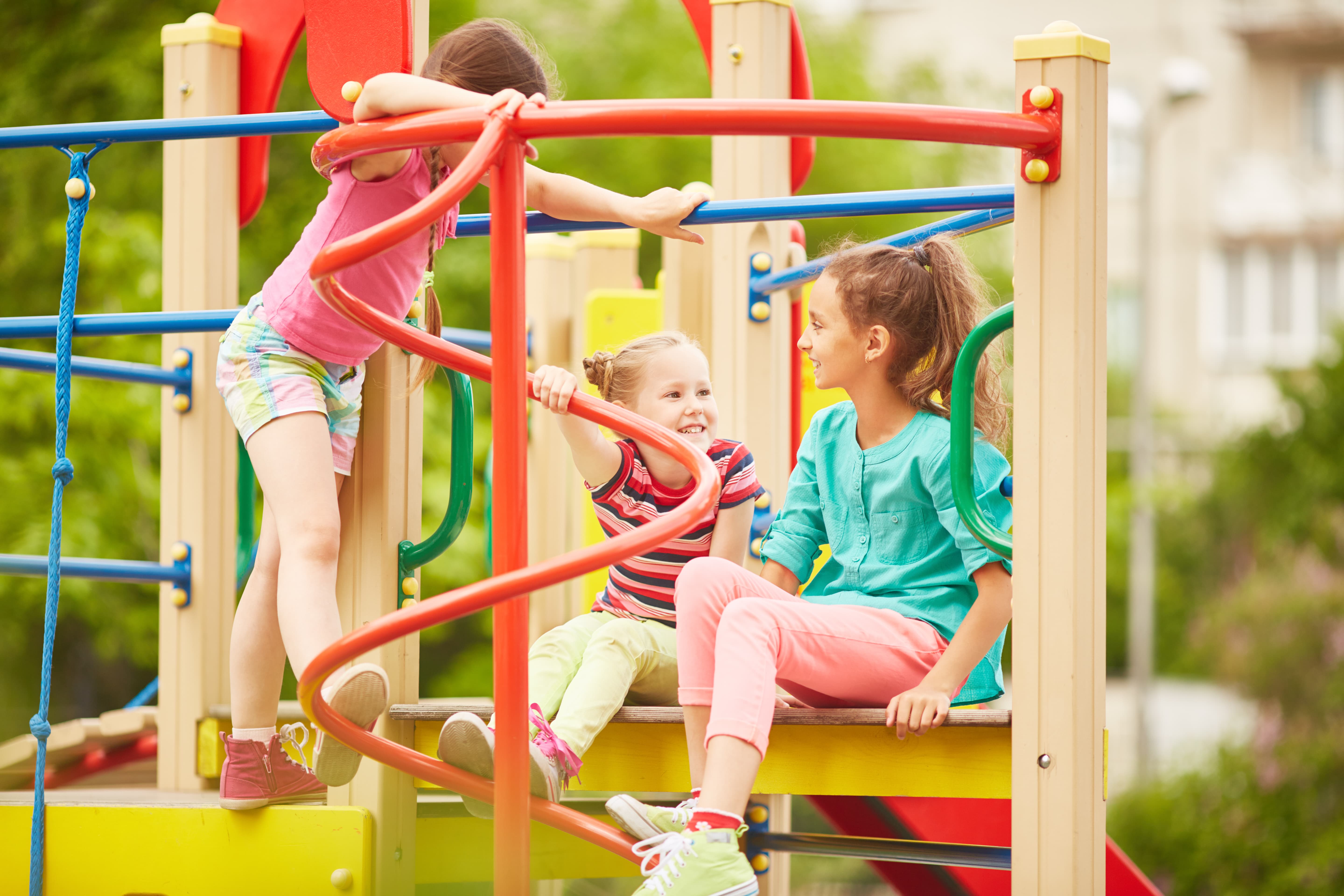 Можно ли играть на площадках. Дети на площадке. Детские спортивные площадки. На детской площадке. Счастливые дети во дворе.