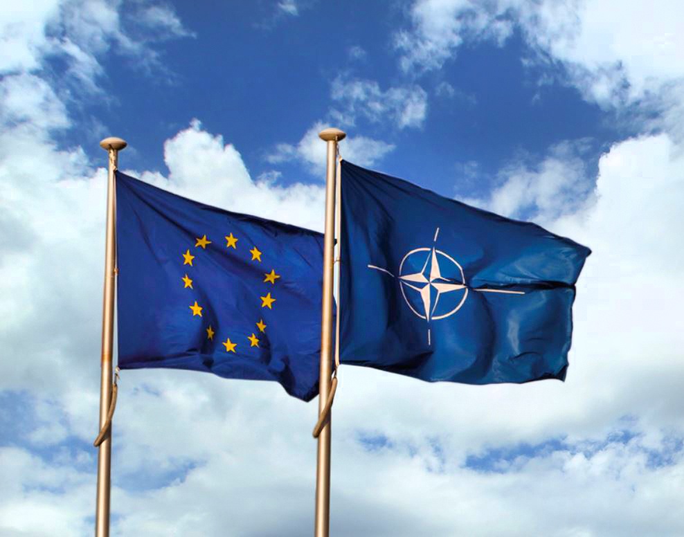 Нато осудила. ЕС И НАТО. НАТО И Европейский Союз. Флаг НАТО И ЕС. Флаг НАТО И Евросоюза.