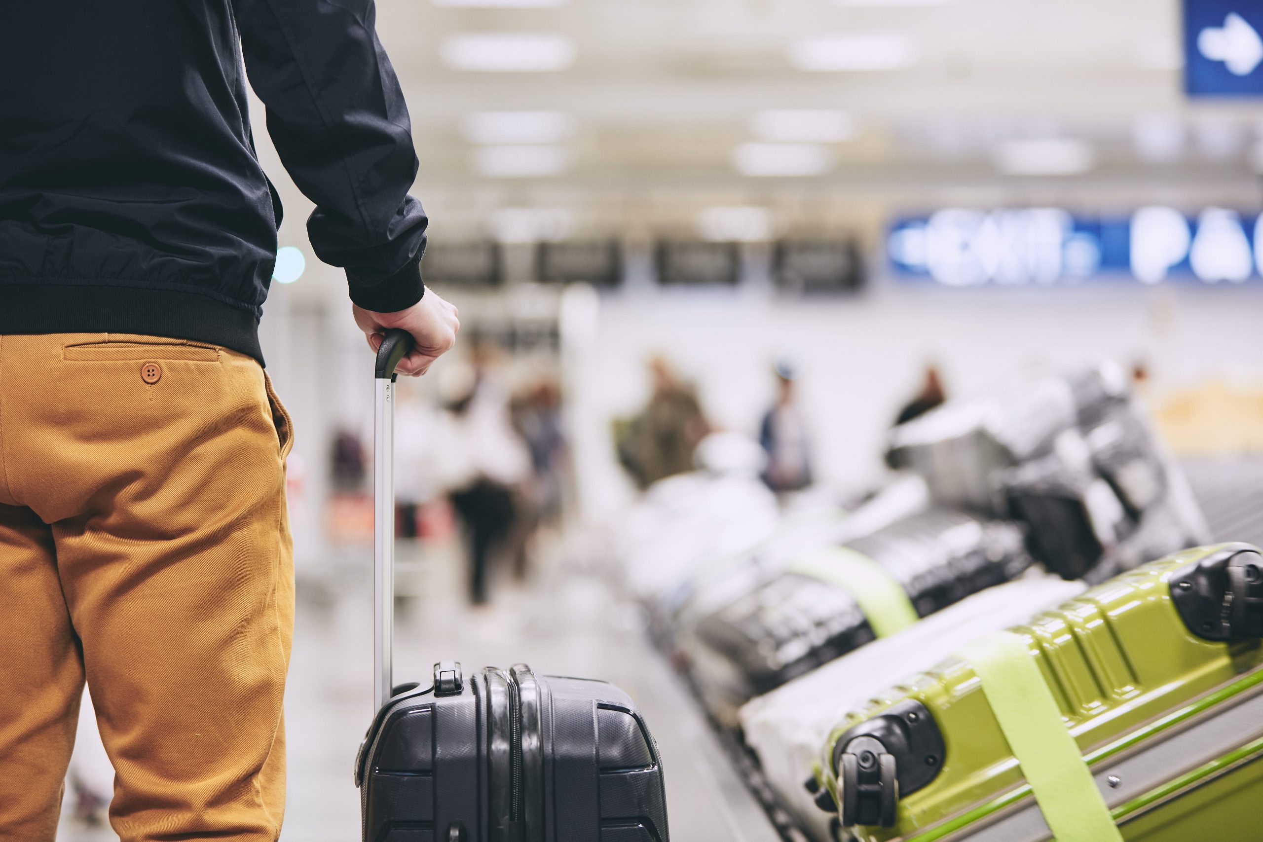 Почему уезжают из казахстана. Чемодан в аэропорту. Фото уезжающего человека. Мужчина с чемоданом в аэропорту. Фото люди уезжают из дома.
