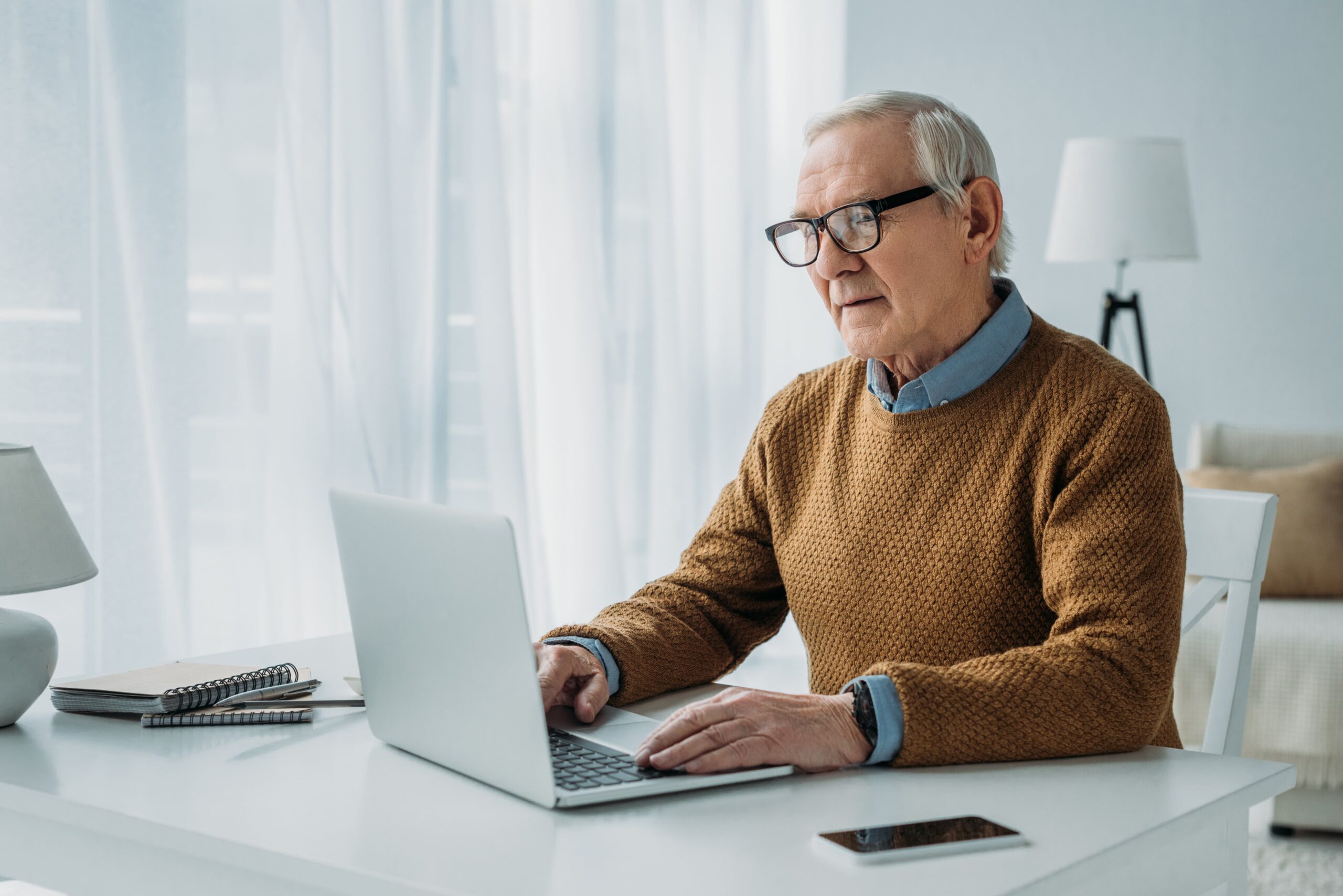Самозанятый пенсионер в 2024 году. Пенсионеры. Пожилой мужчина за компьютером. Пенсионер за компьютером. Пенсионеры и компьютер.