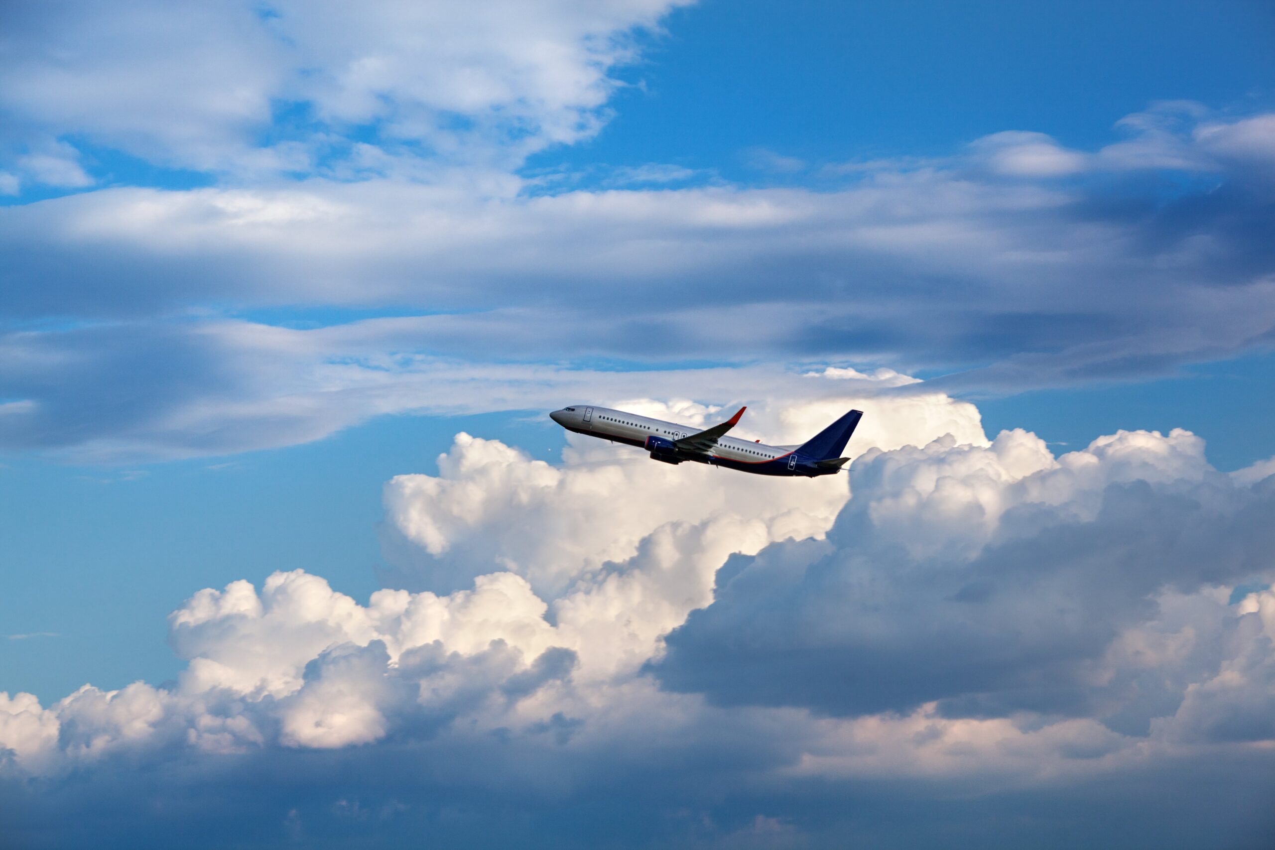 Фото самолетов летающие. Самолет в небе. Небо облака самолет. Самолет в облаках. Самолет вдалеке.