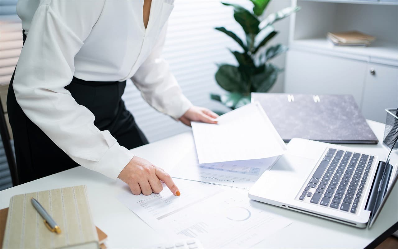 businesswoman-working-with-documents-and-analyzing