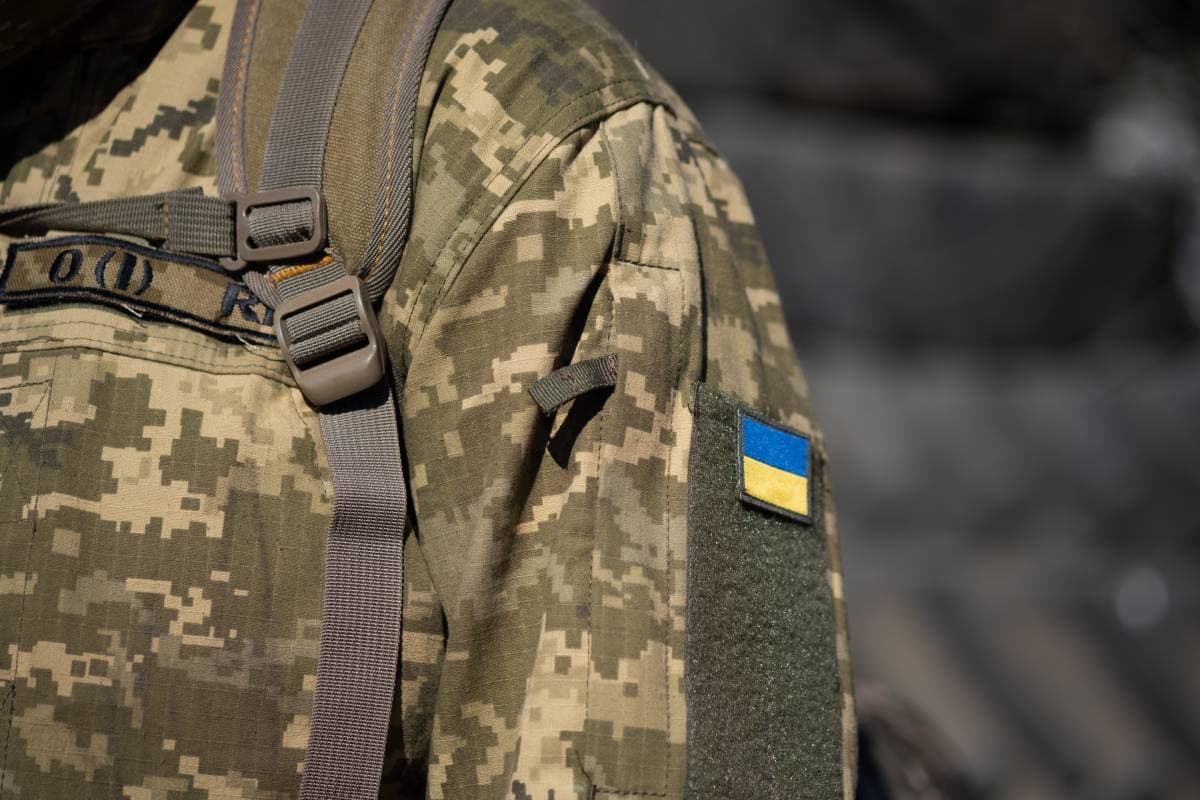 ukrainian-flag-on-a-military-uniform-war-soldier-2023-11-27-04-54-44-utc (1) (1)
