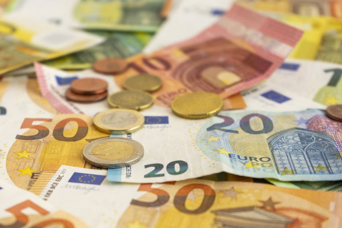 closeup-shot-of-european-union-banknotes-and-coins-2023-11-27-05-14-05-utc (1)