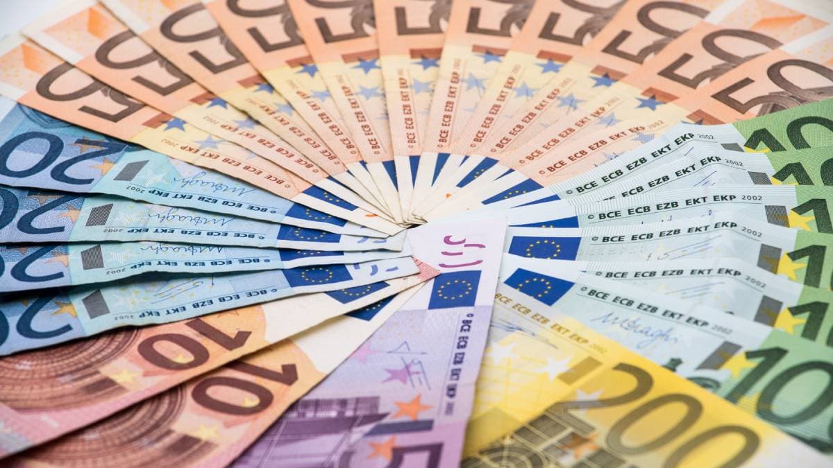 euros-bills-of-different-values-euro-cash-money-2023-11-27-04-53-36-utc (1) (1)